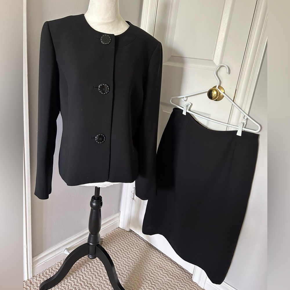 Kasper 2 pc cropped black blazer with 3 button closure and lined pencil skirt